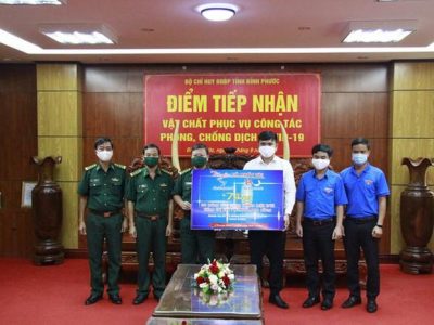 Đại diện Tỉnh Đoàn- Hội LHTN Việt Nam tỉnh Bình Phước cùng nhà tài trợ trao bảng tượng trưng 38 bóng đèn năng lượng mặt trời cho Bộ Chỉ huy Bộ đội Biên phòng tỉnh. (Ảnh: Trân Thắng)