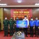 Đại diện Tỉnh Đoàn- Hội LHTN Việt Nam tỉnh Bình Phước cùng nhà tài trợ trao bảng tượng trưng 38 bóng đèn năng lượng mặt trời cho Bộ Chỉ huy Bộ đội Biên phòng tỉnh. (Ảnh: Trân Thắng)