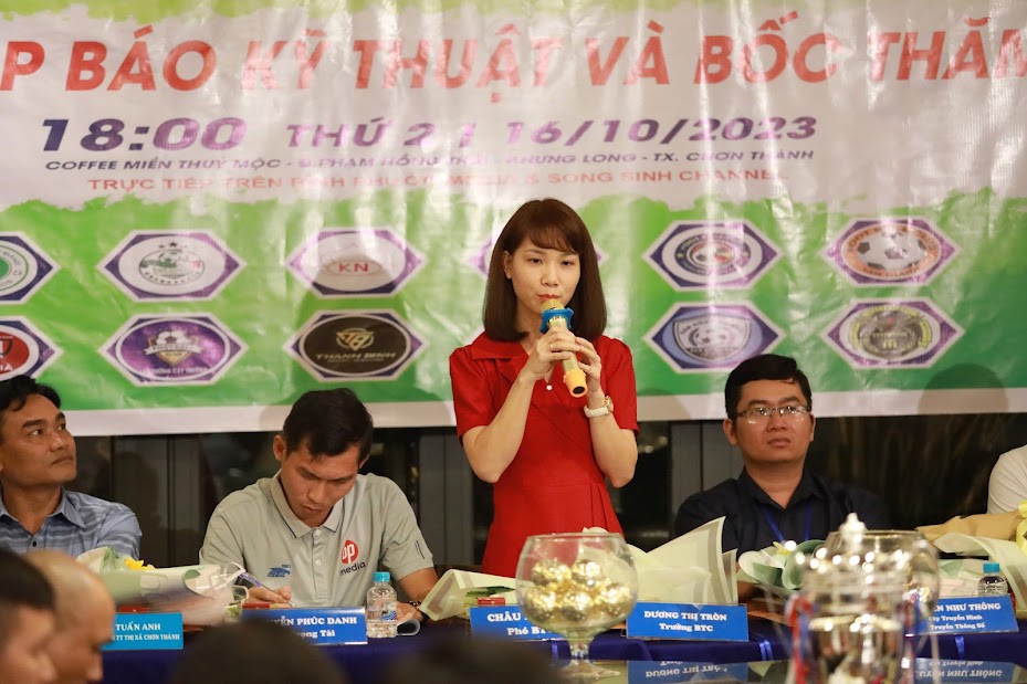 Trưởng ban tổ chức bà Dương Thị Tròn (công ty Yến Sào Nam Phú) phát biểu.